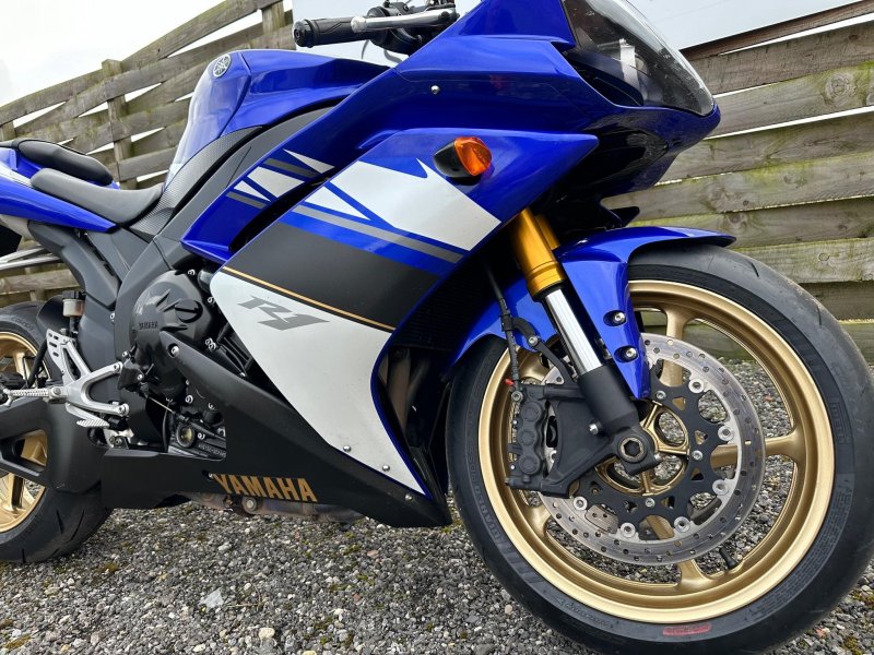 YAMAHA R1