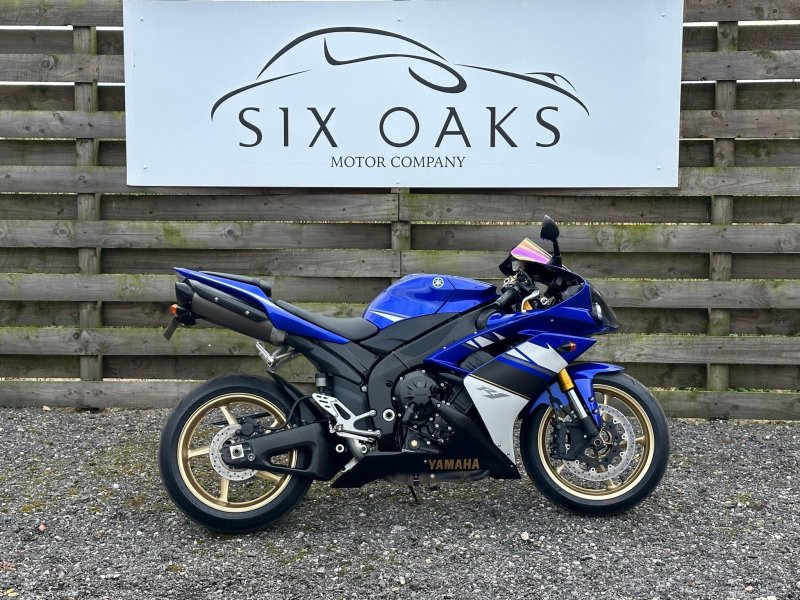 YAMAHA R1