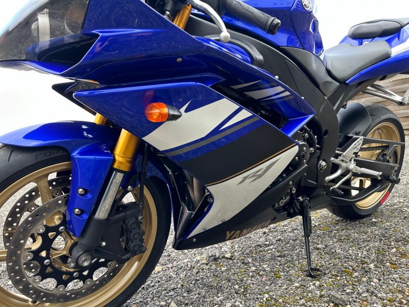 YAMAHA R1