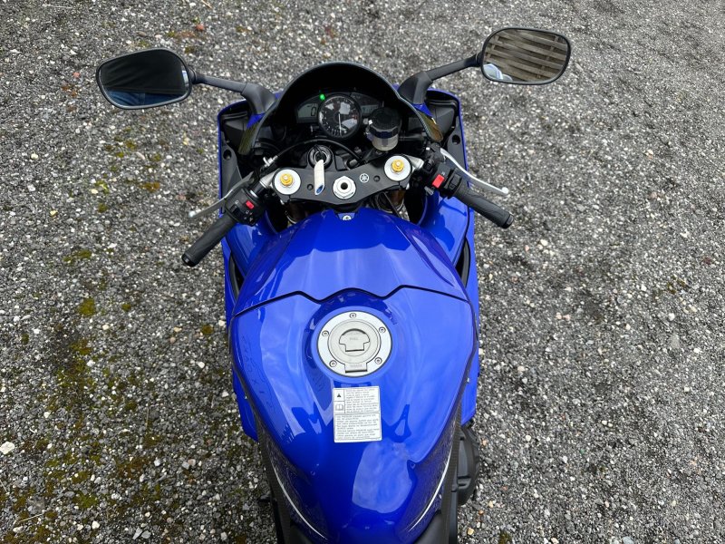 YAMAHA R1
