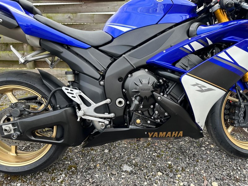 YAMAHA R1