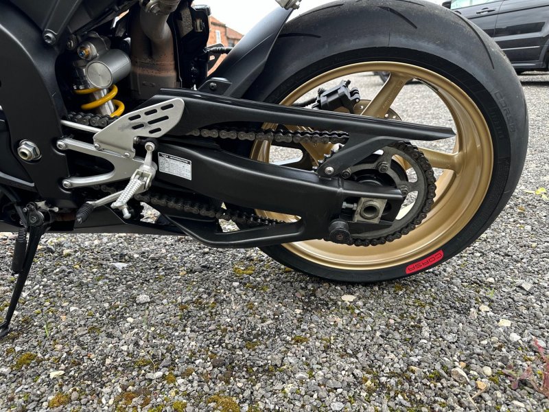 YAMAHA R1