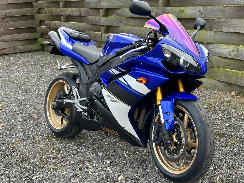 YAMAHA R1